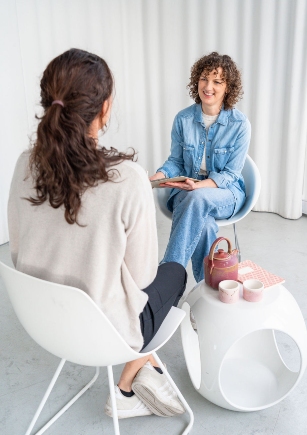 Julia Roggan im Coaching mit einer Frau